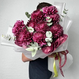 Выразительный моно букет из сезонной стойкой хризантемы "Бигуди" и эвкалипта